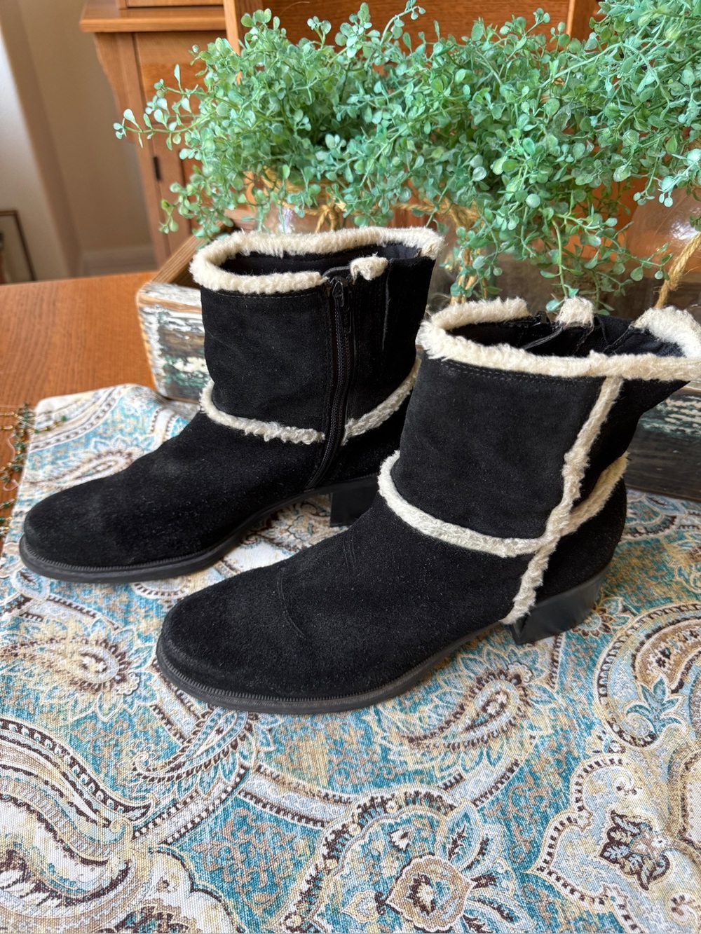 Donald J Pliner Black Suede Shearling Trim Heeled Ankle Boots Women’s 8M Vintage